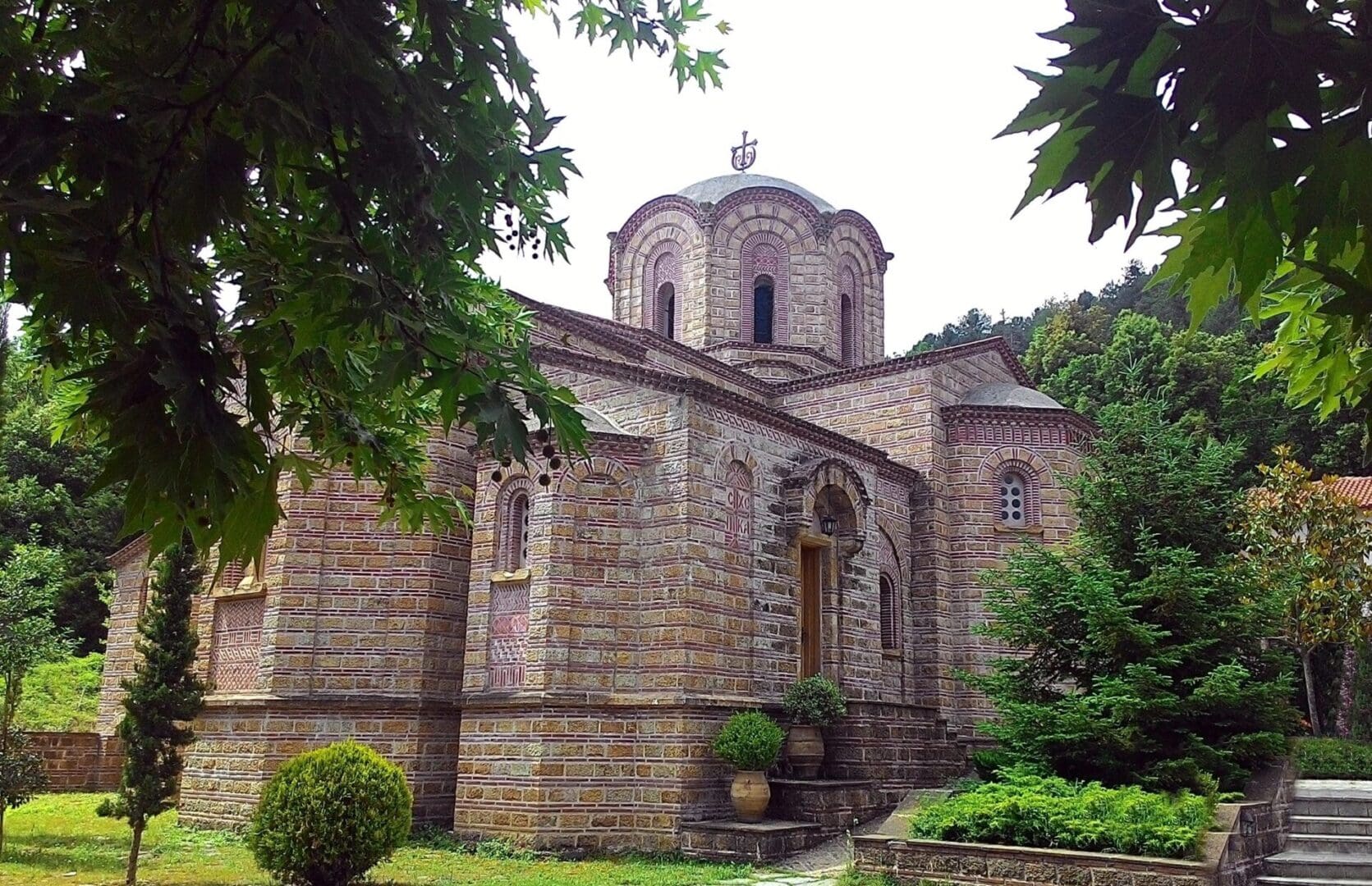 A large stone church with a dome on top.